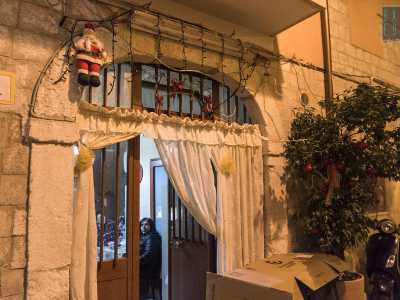 Il nostro viaggio tra i sottani di Bari Vecchia durante il Natale parte da strada San Marco. Qui ci imbattiamo in un grazioso ingresso abbellito con una sottile tenda bianca, un piccolo Babbo Natale e una pianta da cui pendono diverse palline rosse: � la dimora della signora Rosa, simpatica vecchietta che incontriamo assieme alle due figlie